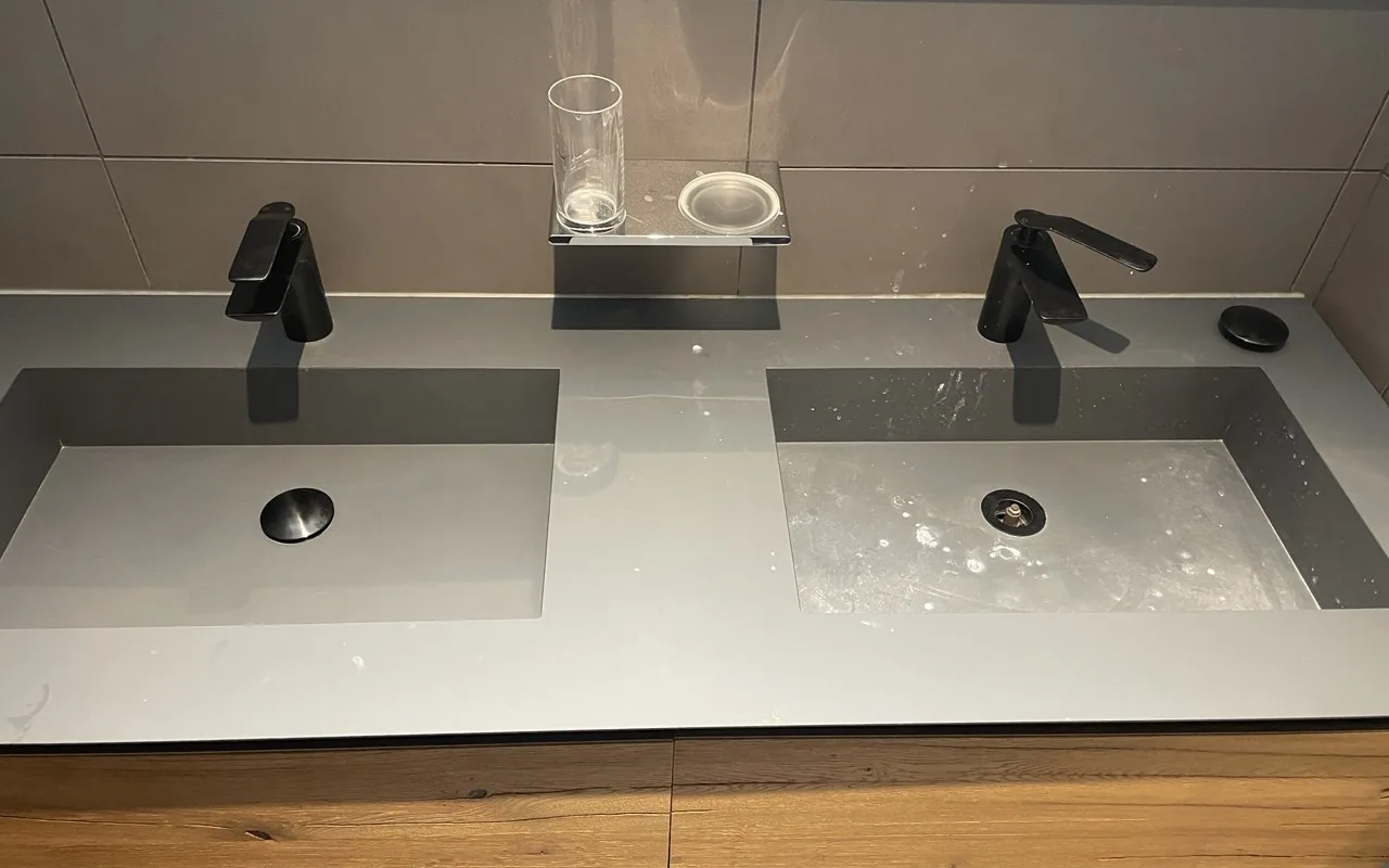 Avant — Salle de bain avant et après un nettoyage de fin de bail