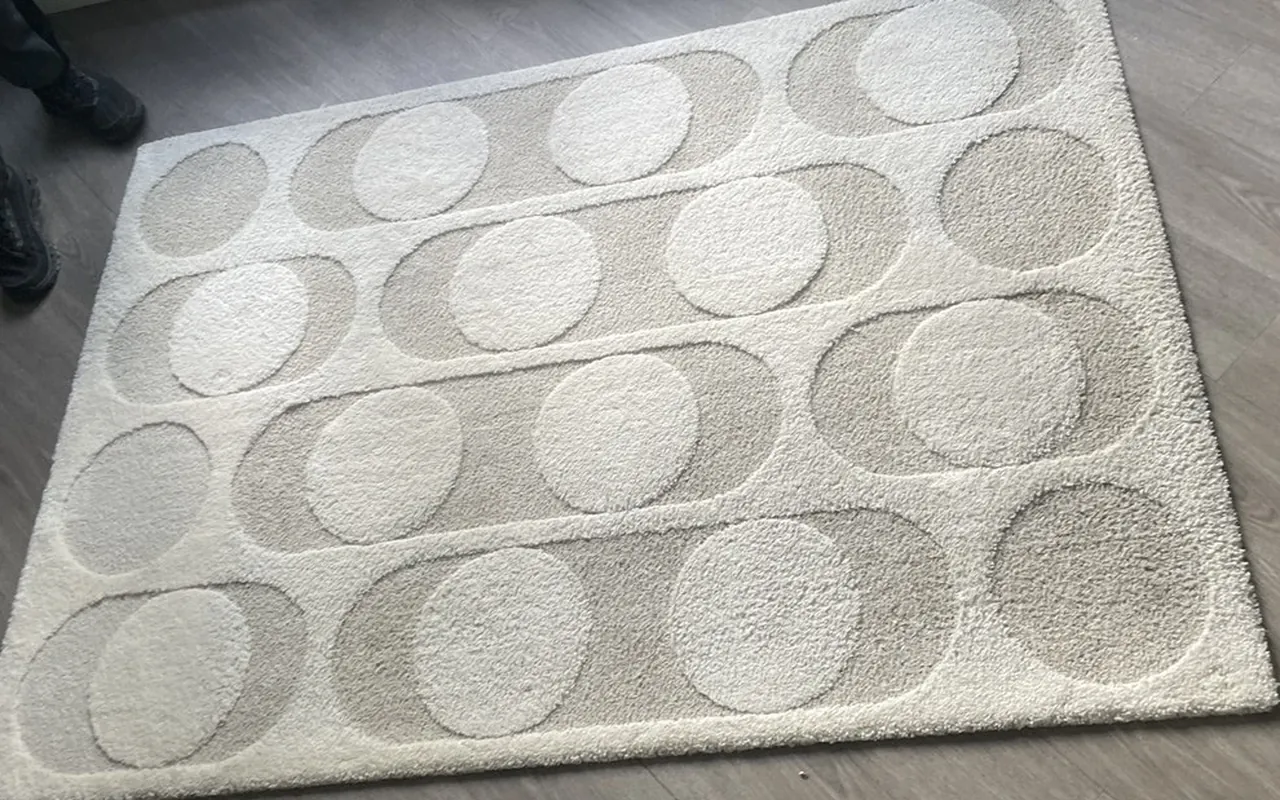 Après — Tapis en laine crème nettoyé par injection-extraction à domicile