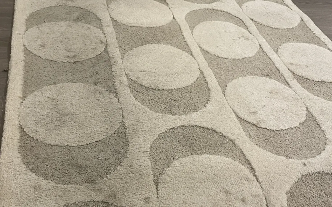 Avant — Tapis en laine crème nettoyé par injection-extraction à domicile